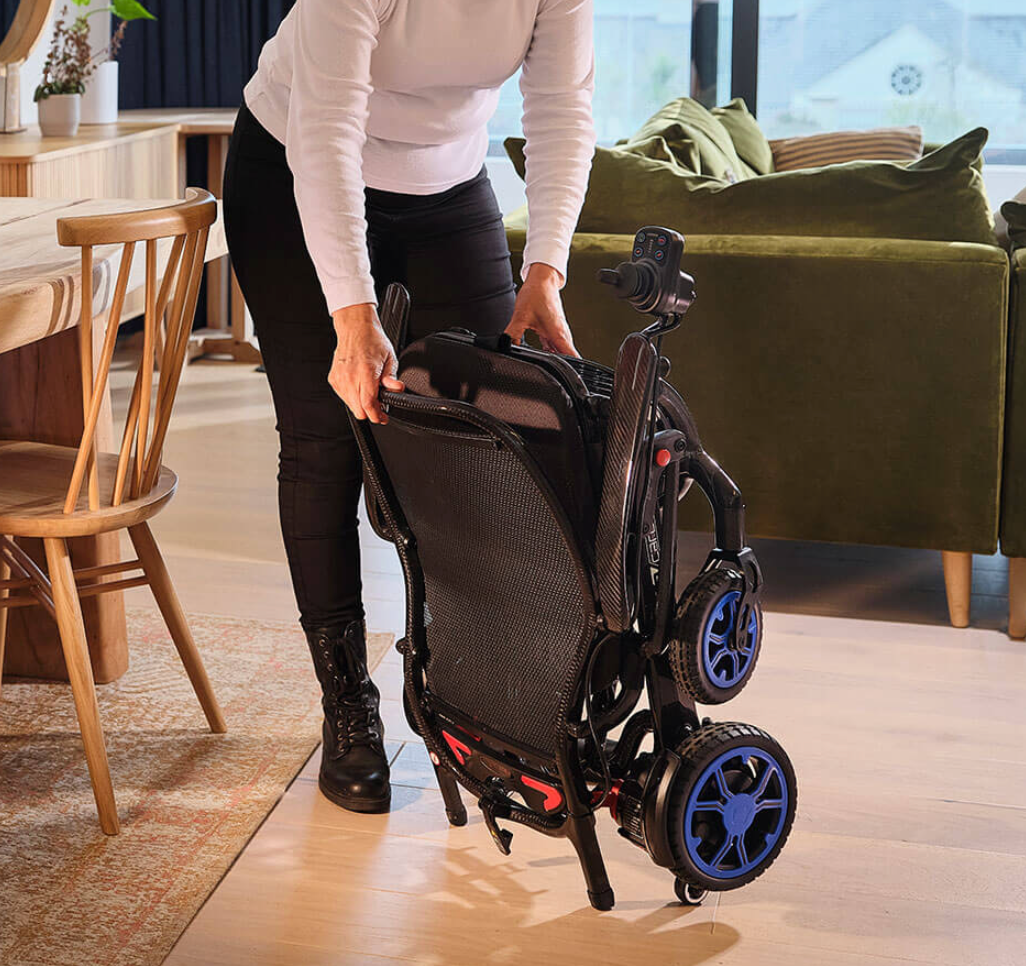 Motus - Quickie Q50 R Carbon folded in living room